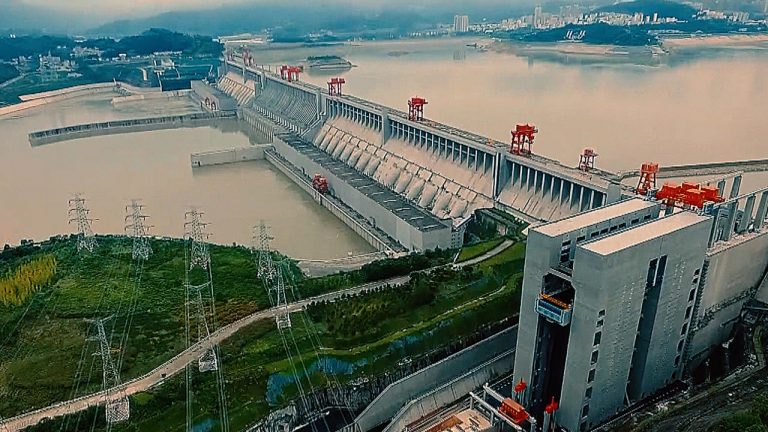 Chine : le barrage des Trois Gorges, chantier pharaonique ...